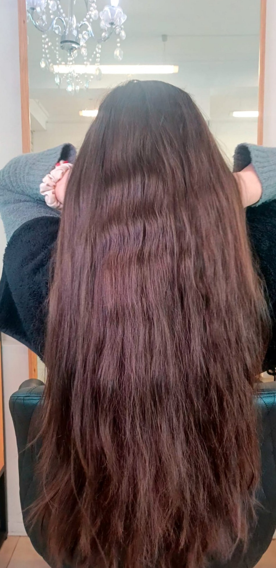 Lang donker haar van achteren, voor de behandeling