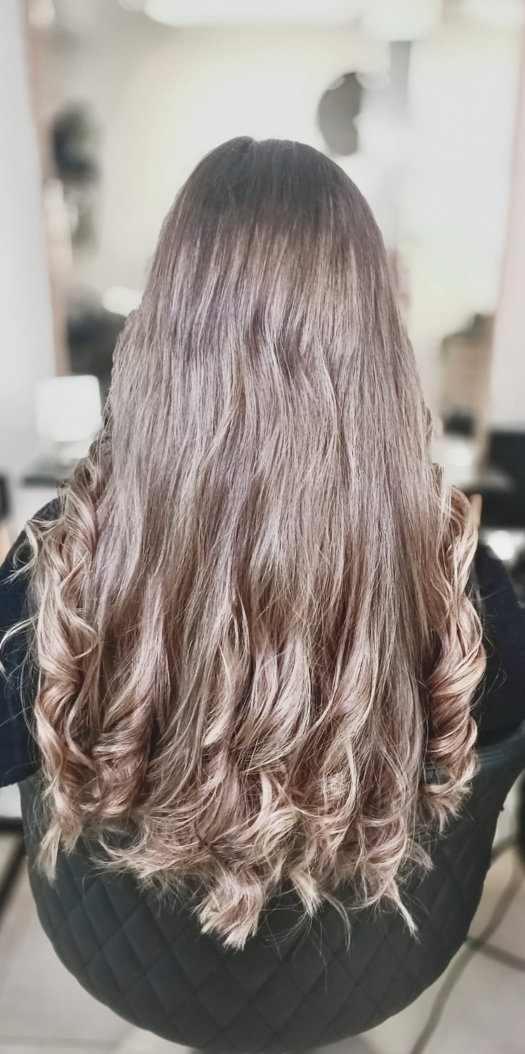 Lang haar met highlights en krullen van achteren, na de behandeling